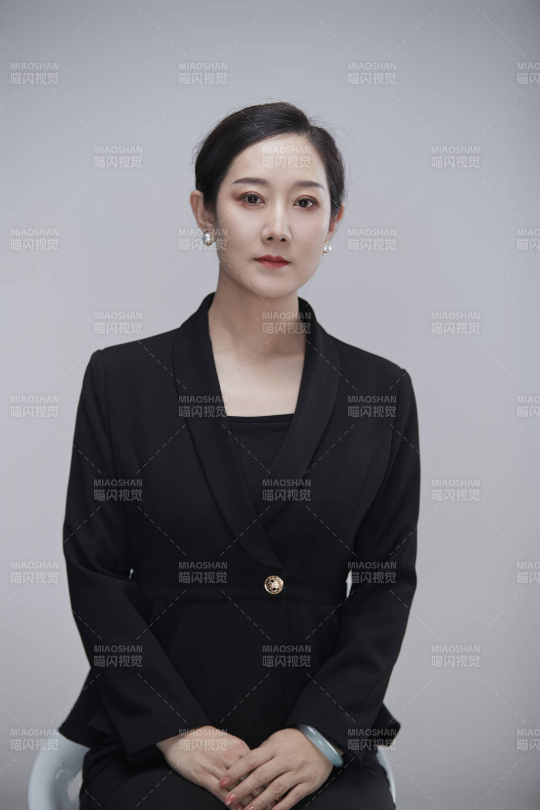 白色背景下職場職業(yè)成年女性文員公關(guān)