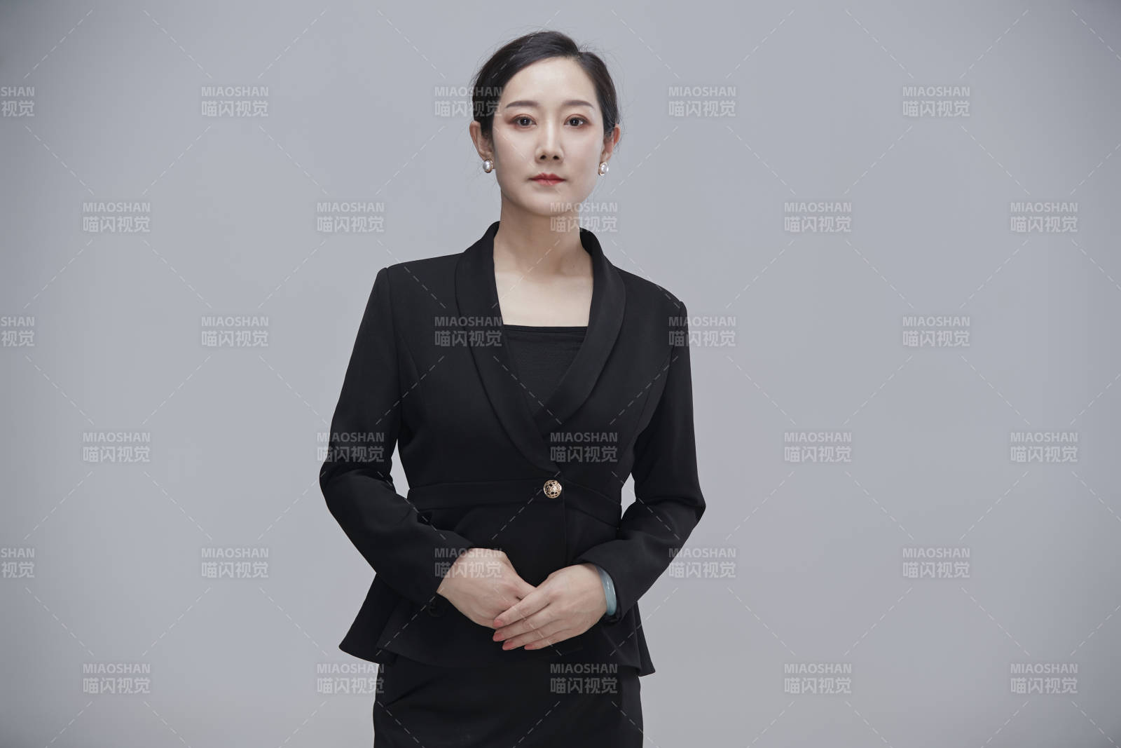 白色背景下職場職業成年女性文員公關