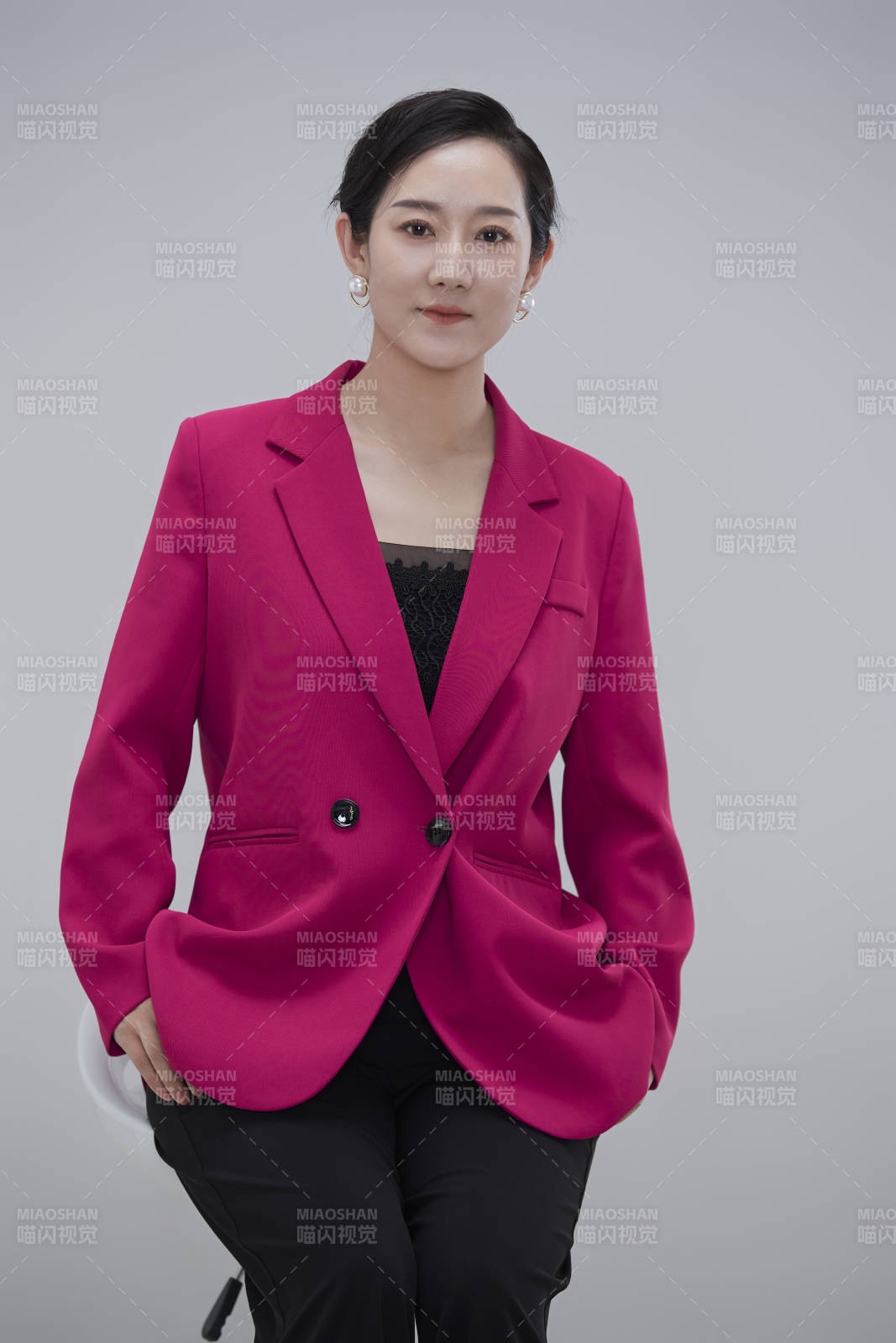 白色背景下職場職業成年女性經理人公關