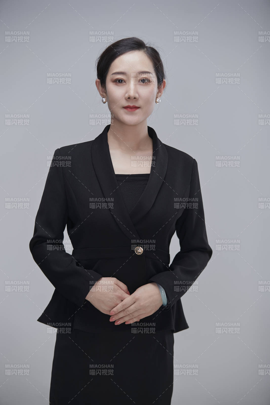 白色背景下職場職業(yè)成年女性文員公關(guān)