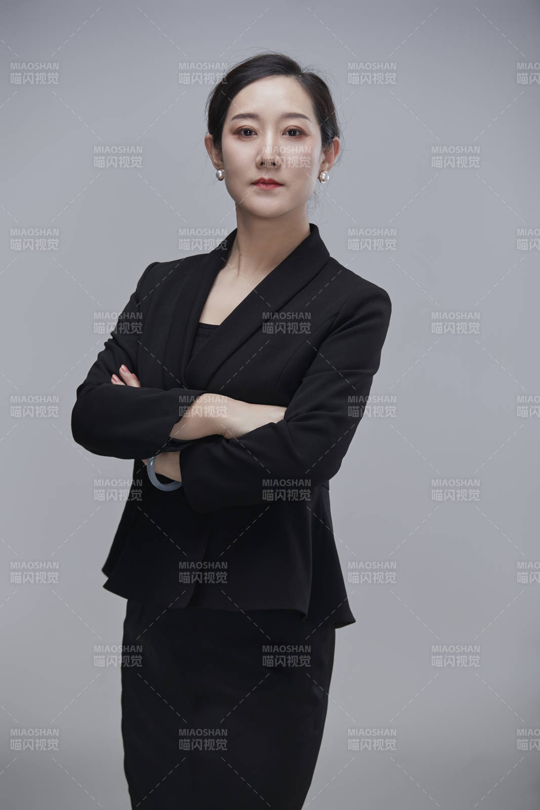 白色背景下職場職業成年女性文員公關