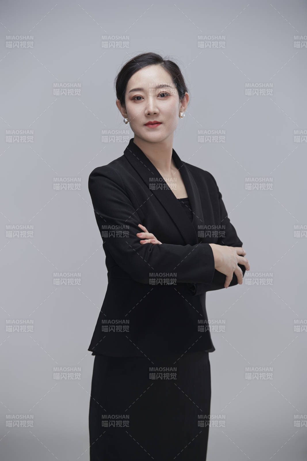 白色背景下職場(chǎng)職業(yè)成年女性文員公關(guān)