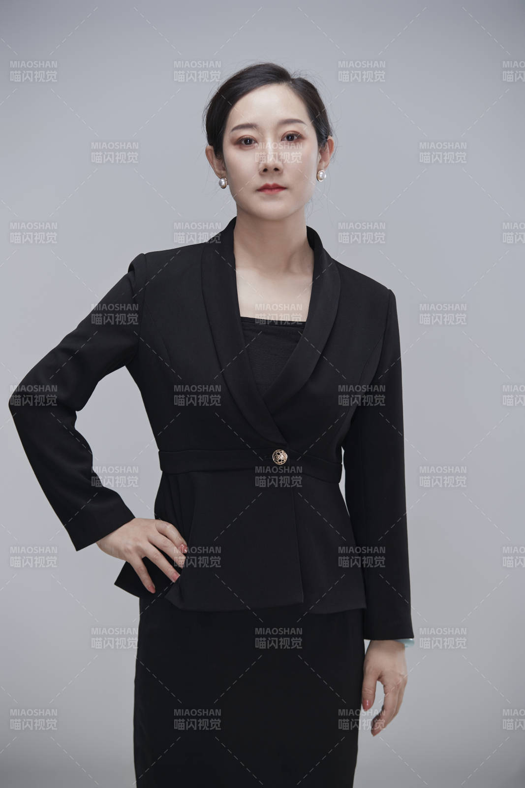 白色背景下職場(chǎng)職業(yè)成年女性文員公關(guān)