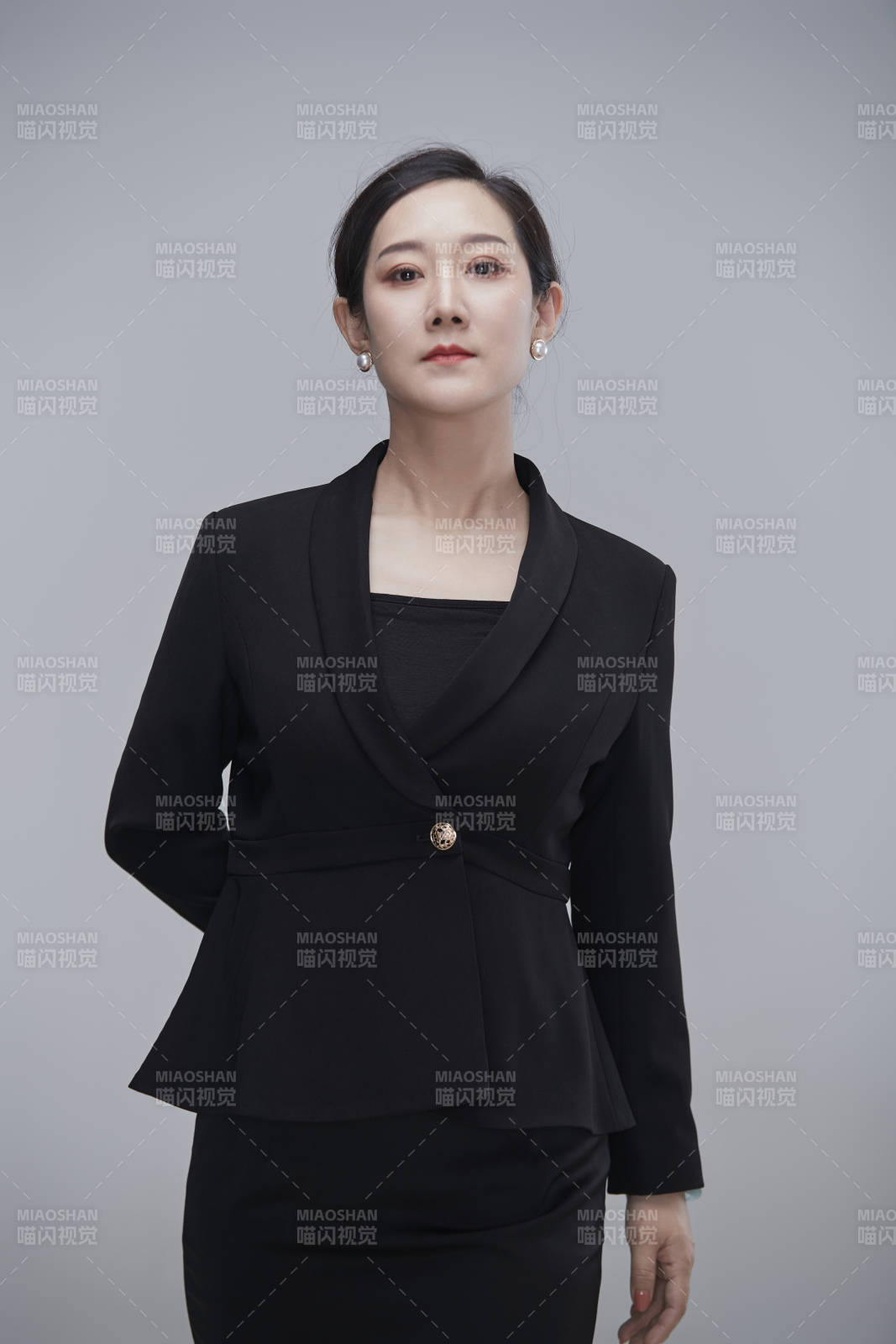 白色背景下職場(chǎng)職業(yè)成年女性文員公關(guān)