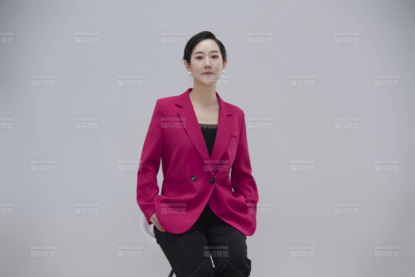 白色背景下職場職業成年女性經理人公關