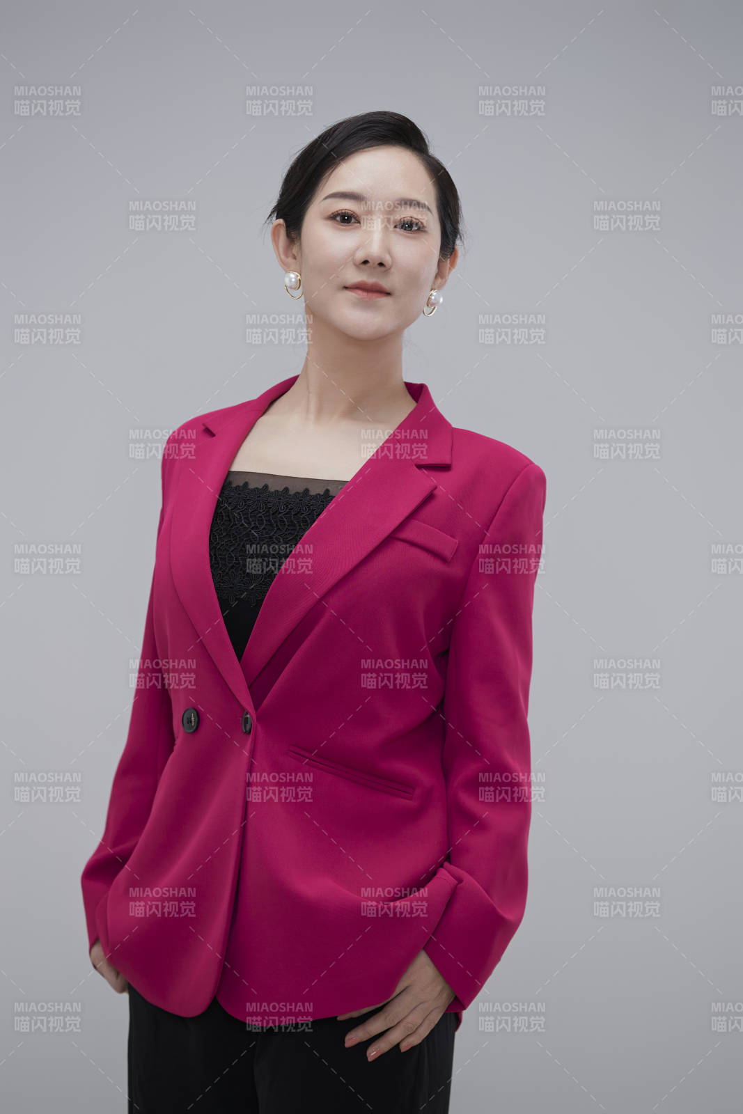 白色背景下職場職業成年女性經理人公關