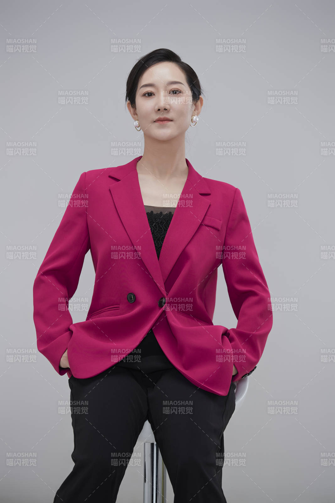 白色背景下職場職業(yè)成年女性經(jīng)理人公關(guān)