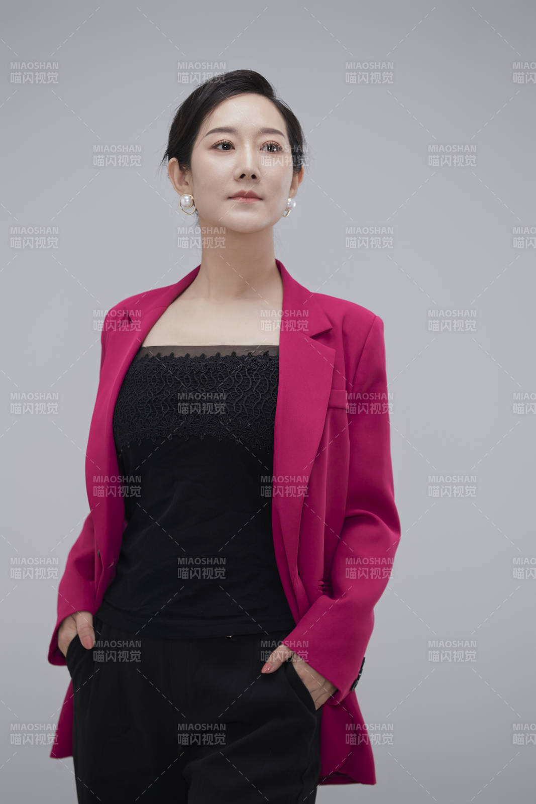 白色背景下職場(chǎng)職業(yè)成年女性經(jīng)理人公關(guān)