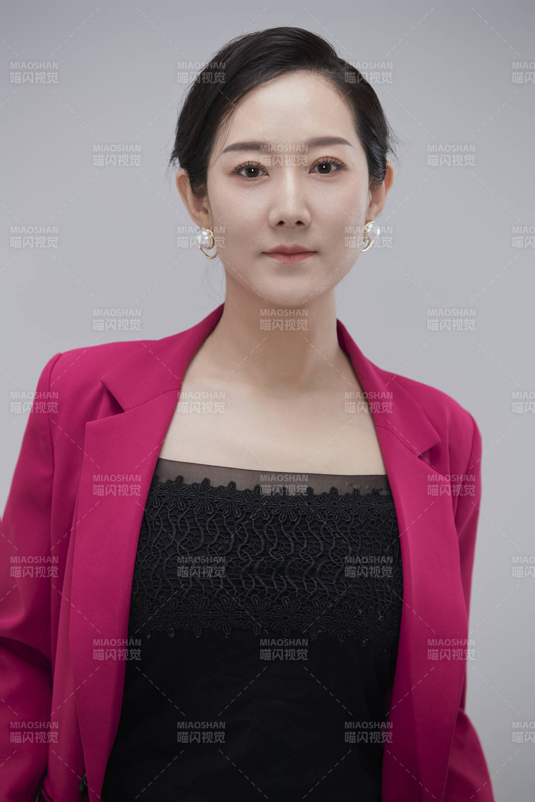 白色背景下職場職業成年女性經理人公關