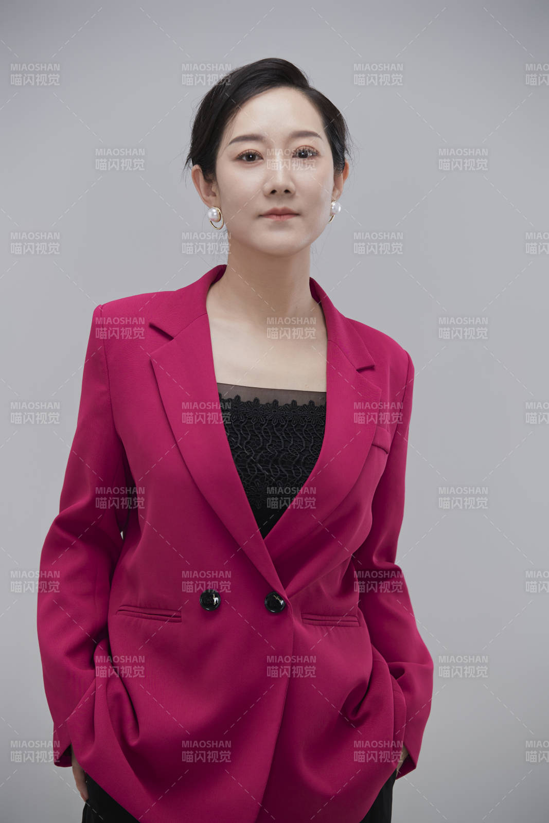 白色背景下職場職業(yè)成年女性經(jīng)理人公關(guān)