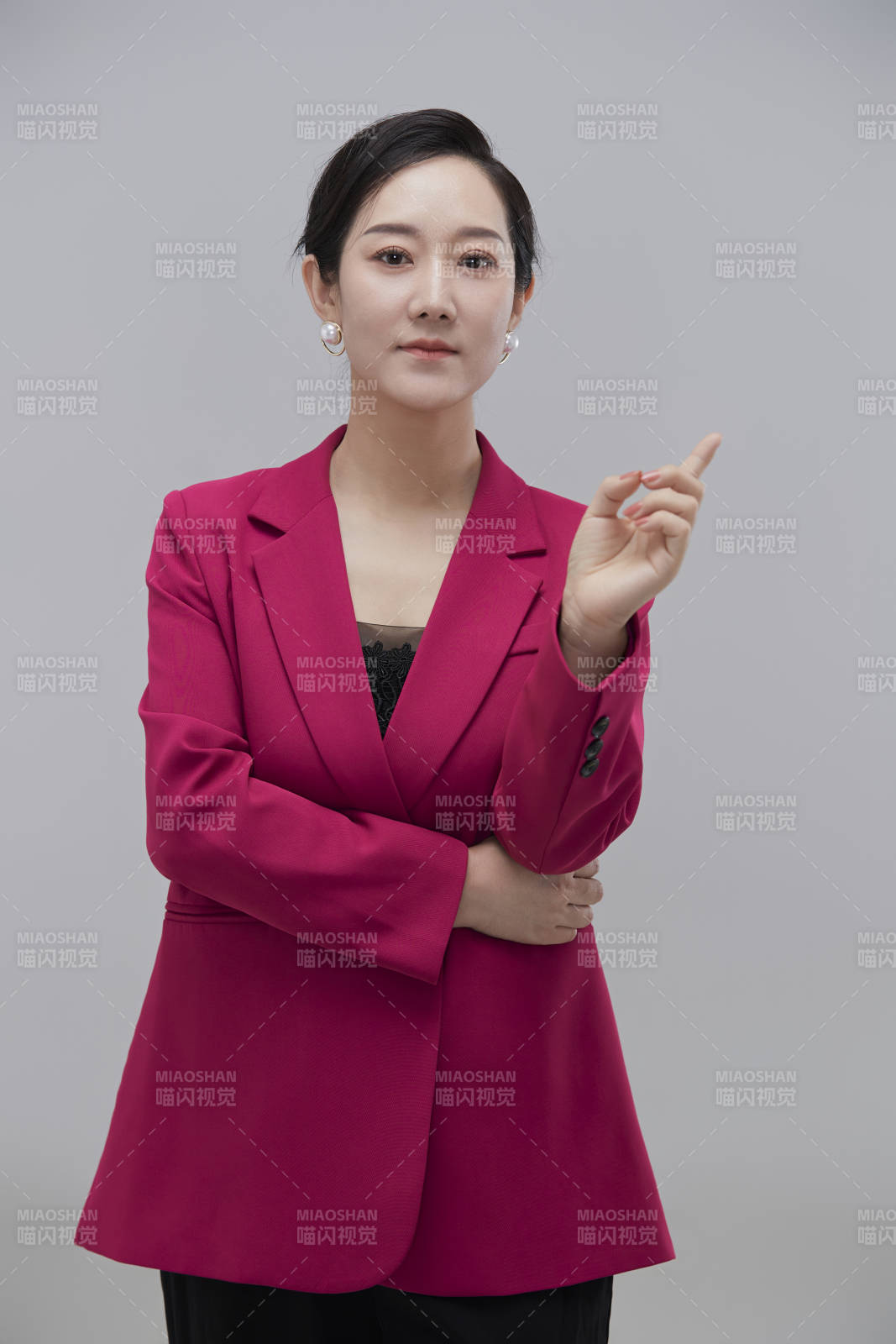 白色背景下職場職業成年女性經理人公關