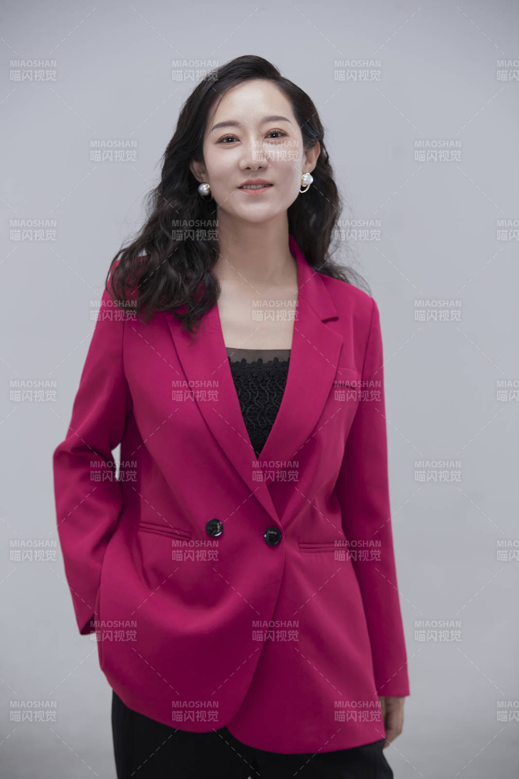 白色背景下職場職業成年女性經理人公關