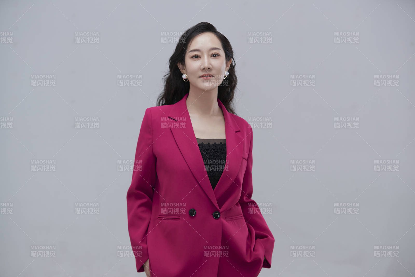 白色背景下職場職業成年女性經理人公關