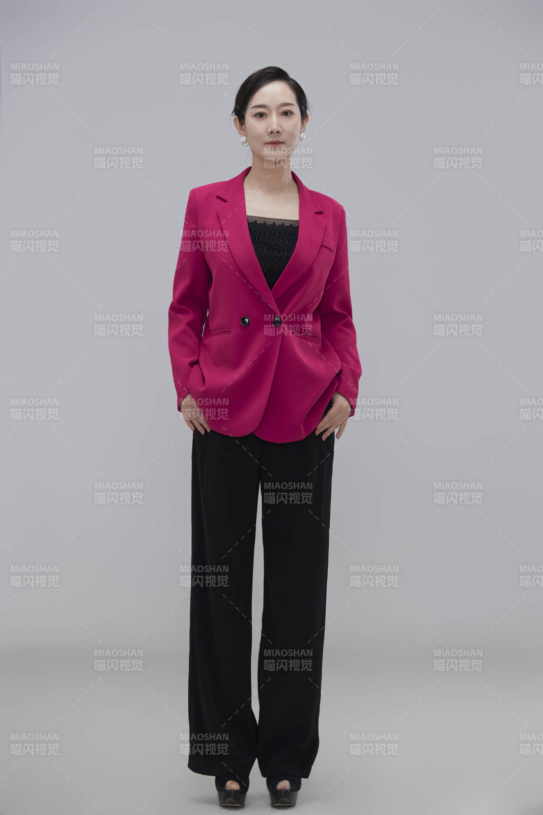 白色背景下職場職業成年女性經理人公關