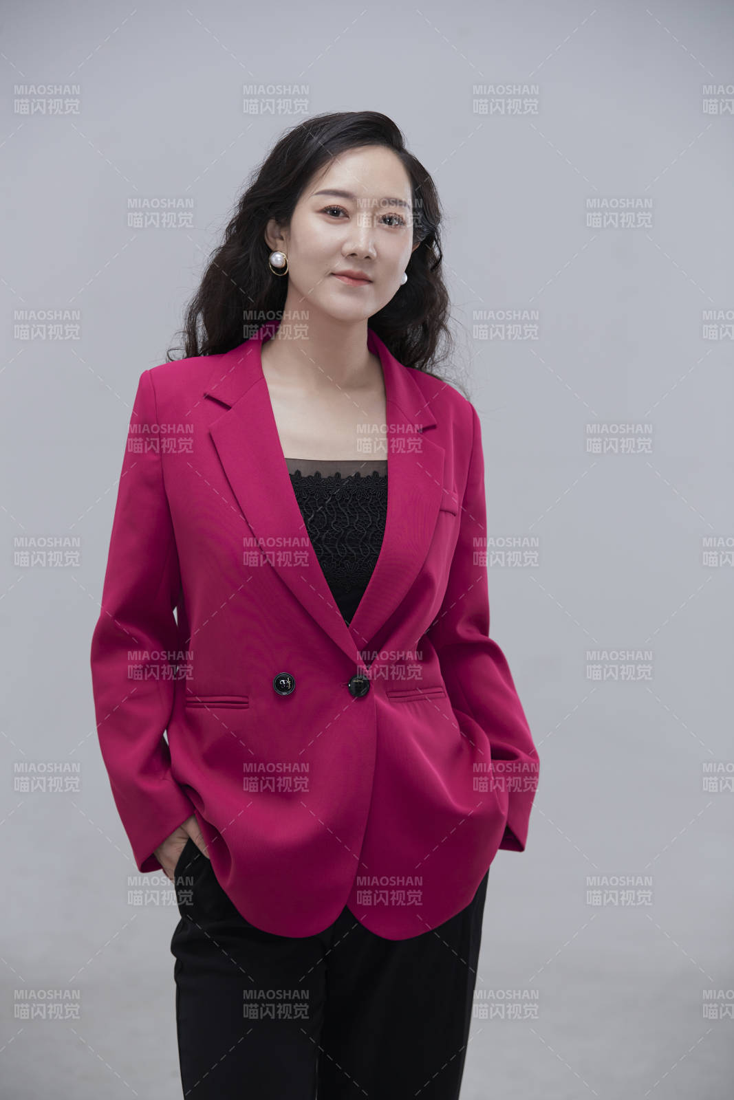 白色背景下職場職業成年女性經理人公關