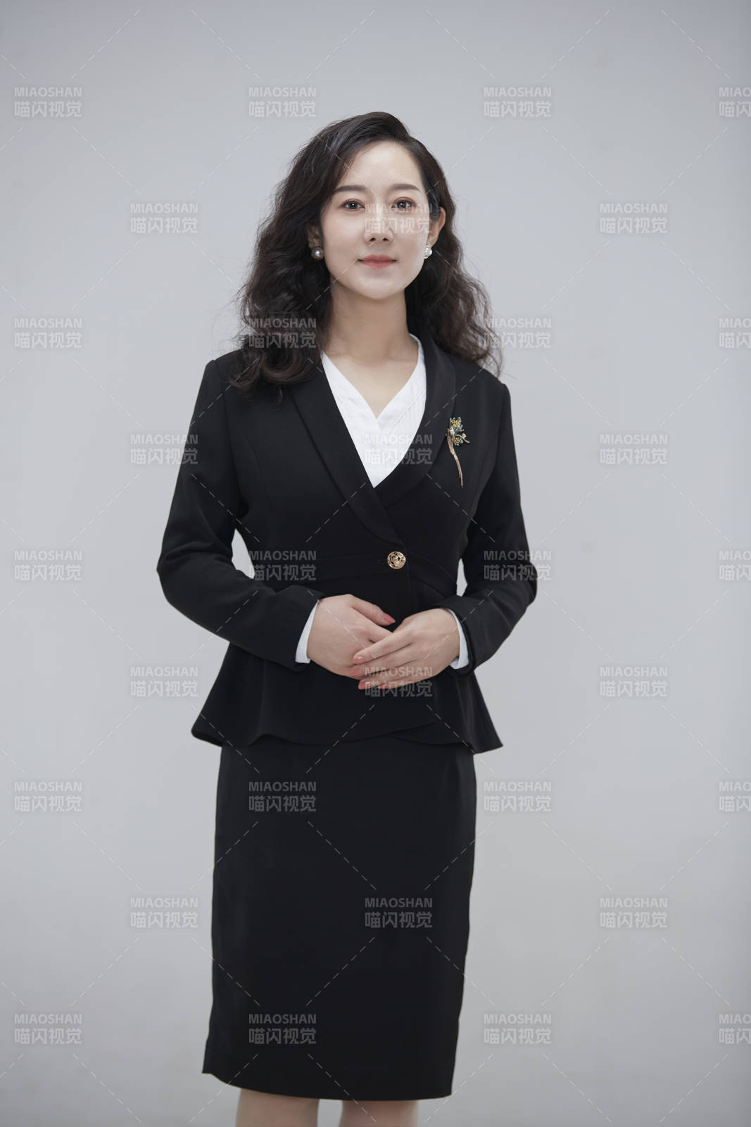 白色背景下職場職業成年女性經理人公關