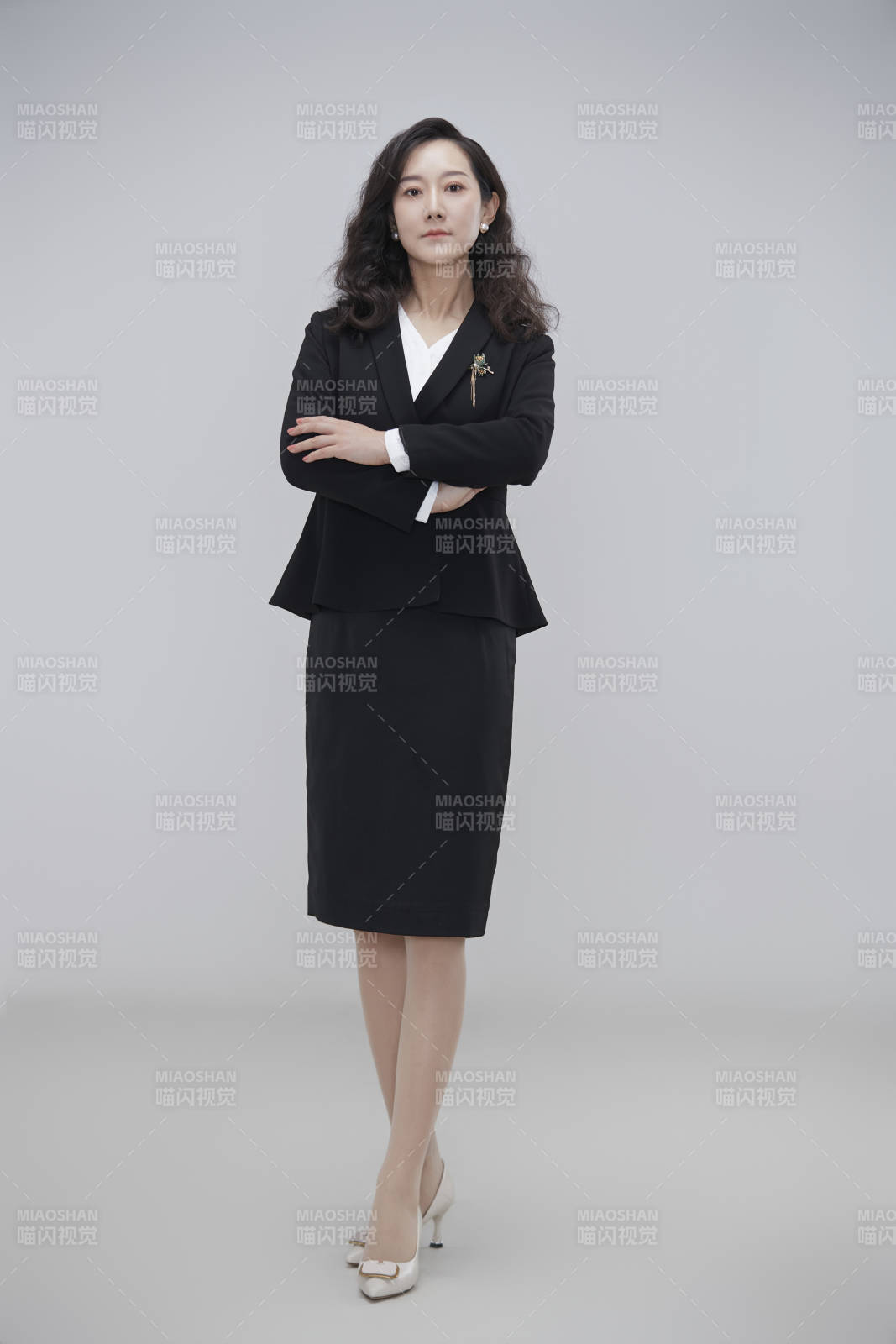 白色背景下職場職業成年女性經理人公關