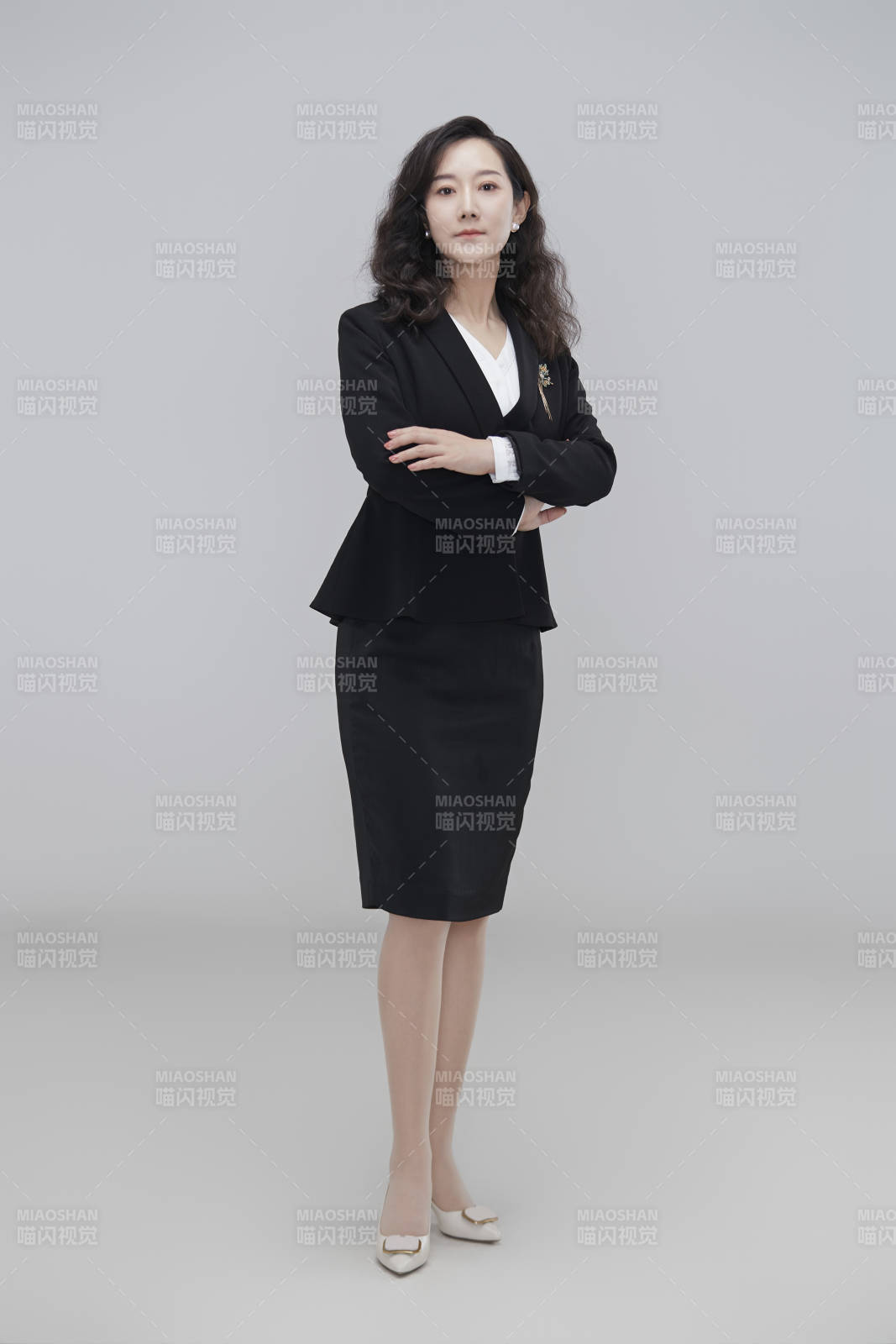 白色背景下職場(chǎng)職業(yè)成年女性經(jīng)理人公關(guān)