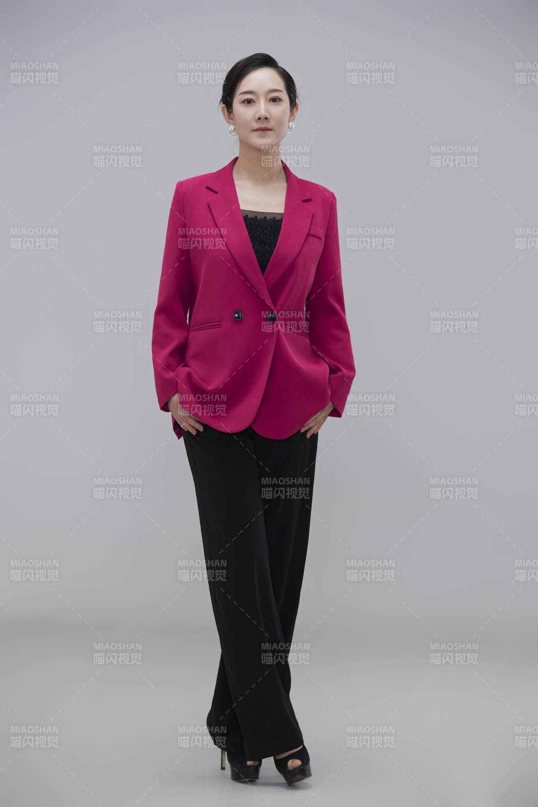 白色背景下職場職業成年女性經理人公關