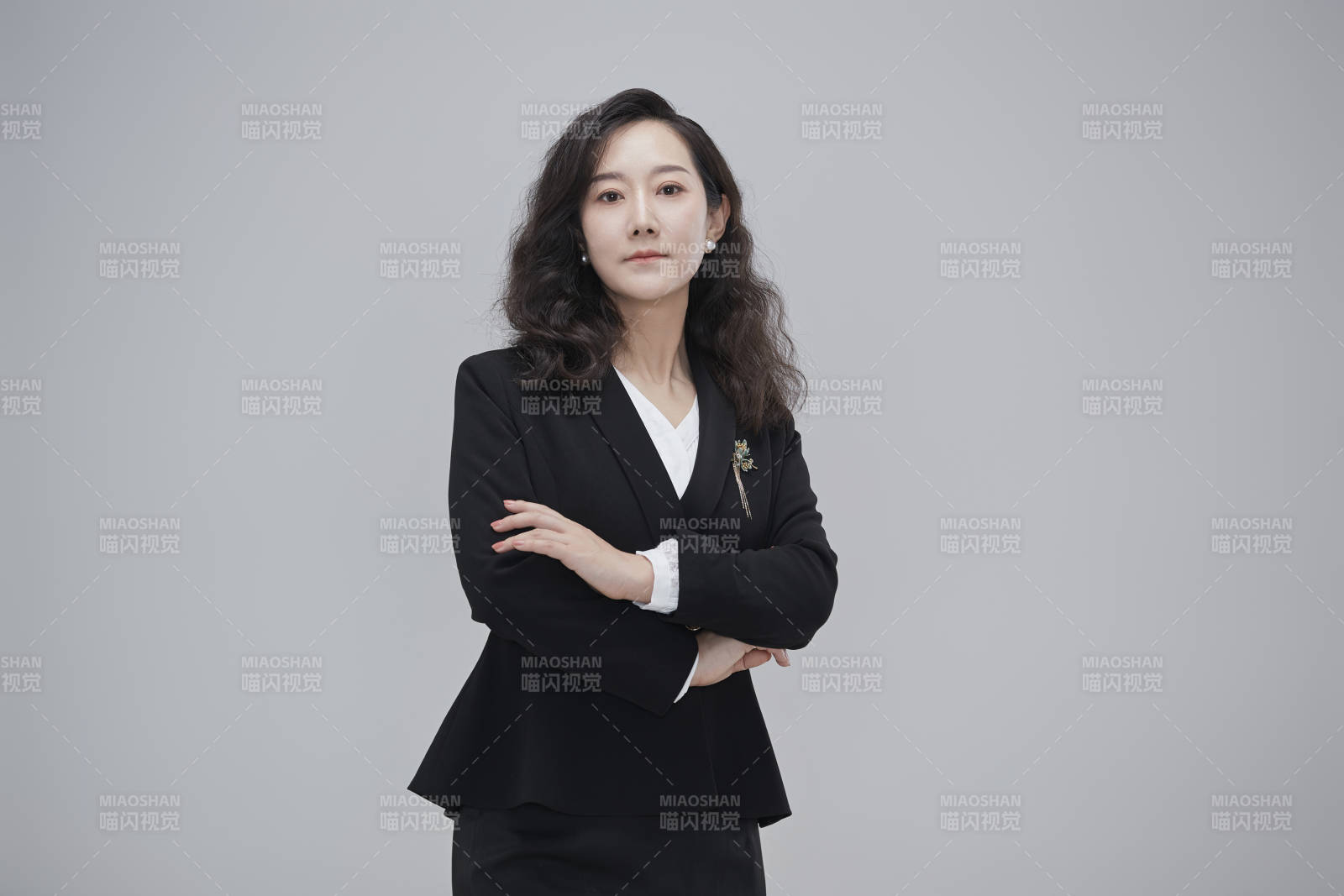 白色背景下職場職業成年女性經理人公關