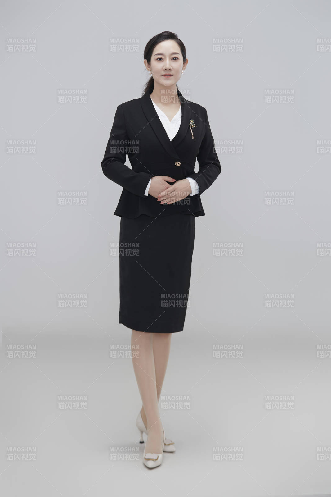 白色背景下職場職業成年女性經理人公關