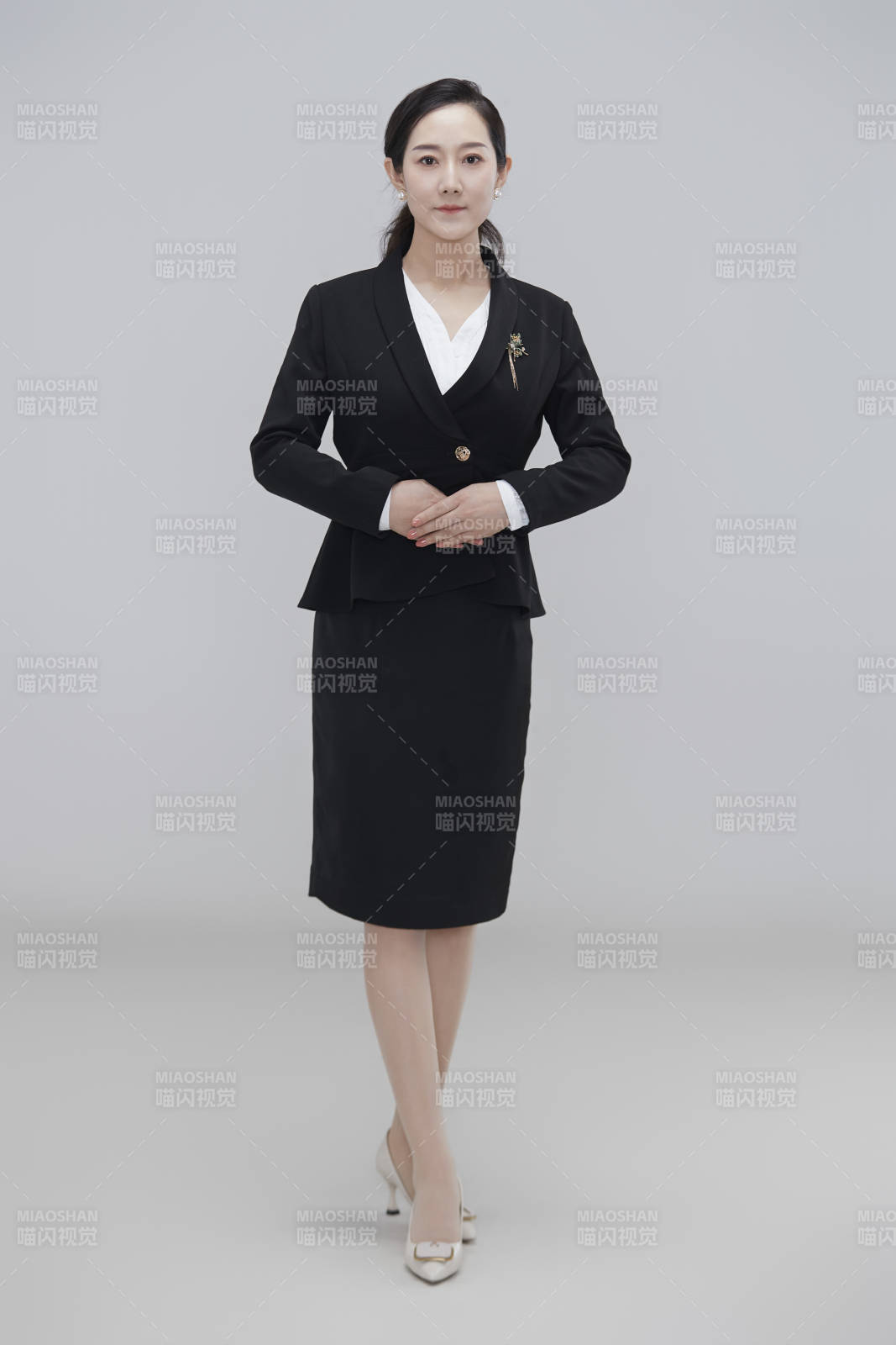 白色背景下職場職業(yè)成年女性經(jīng)理人公關(guān)