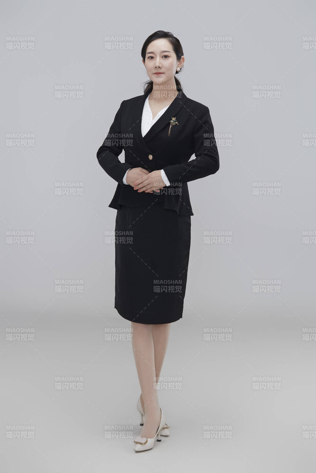 白色背景下職場職業(yè)成年女性經(jīng)理人公關