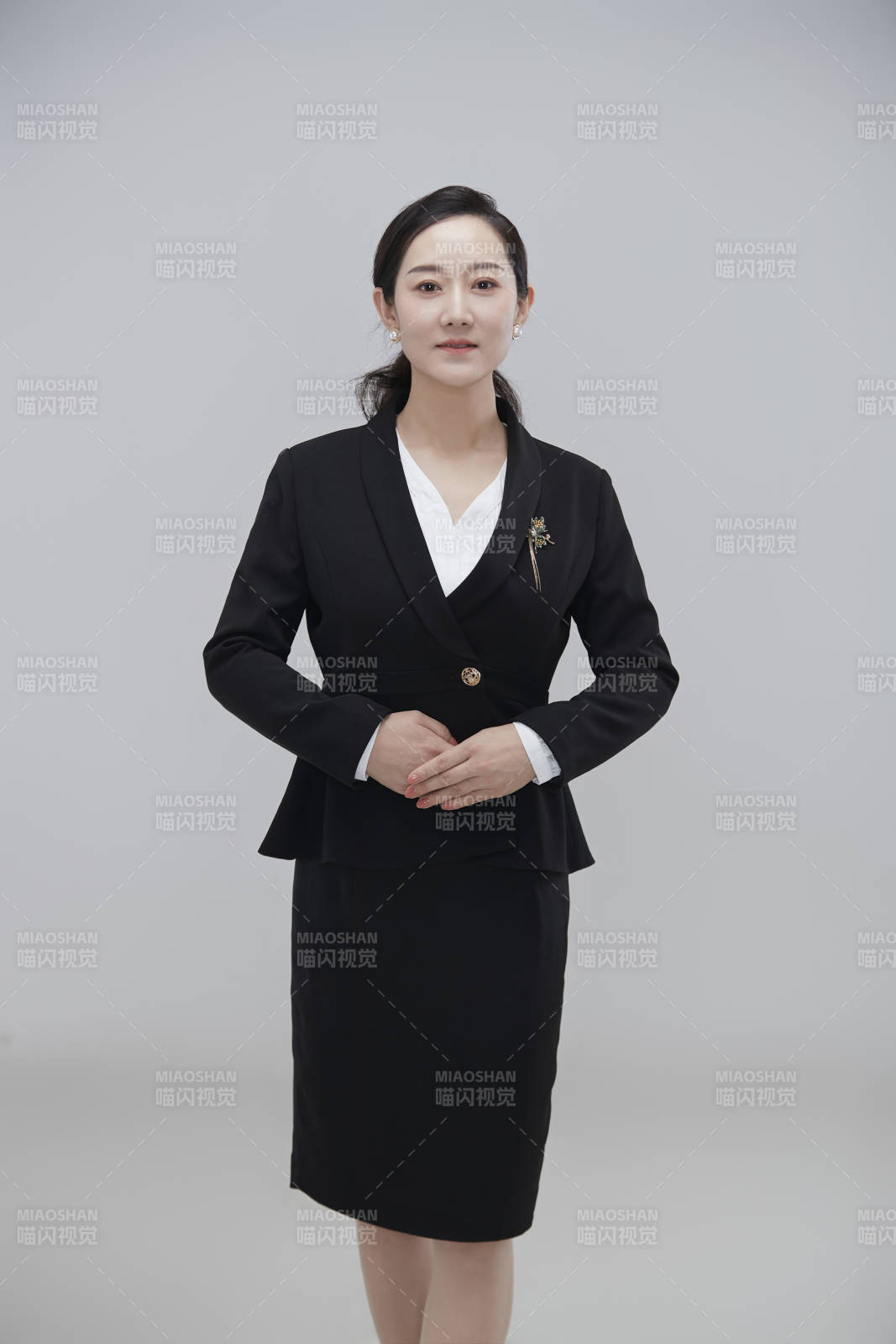 白色背景下職場職業成年女性經理人公關