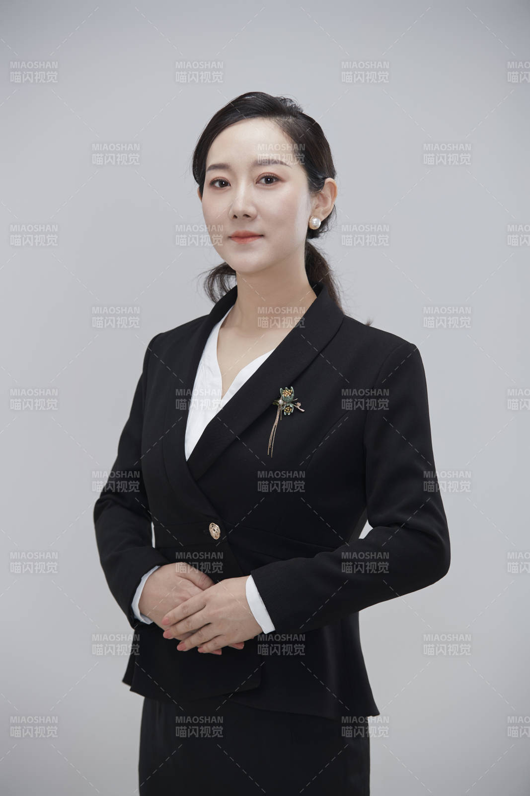 白色背景下職場(chǎng)職業(yè)成年女性經(jīng)理人公關(guān)