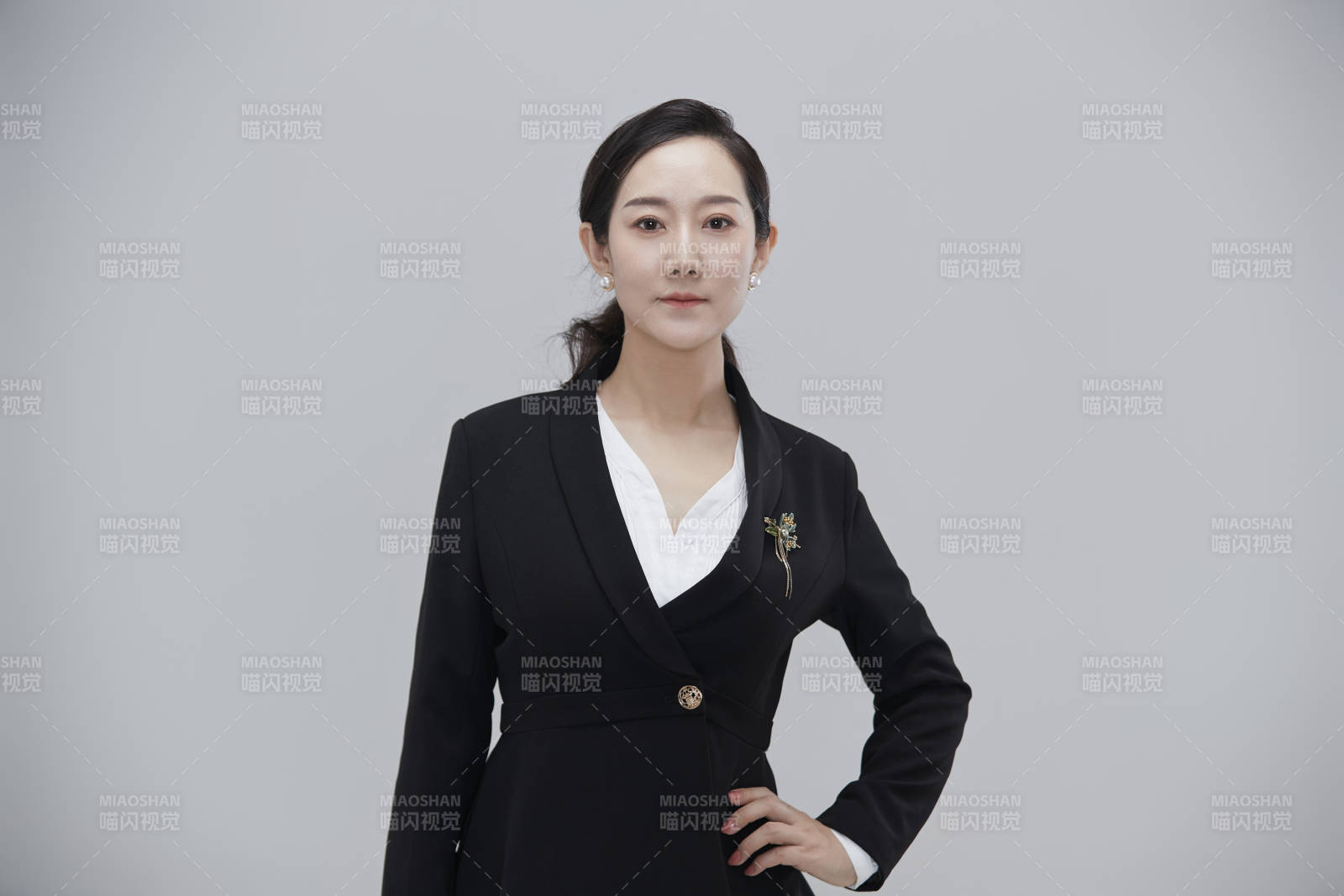 白色背景下職場職業成年女性經理人公關