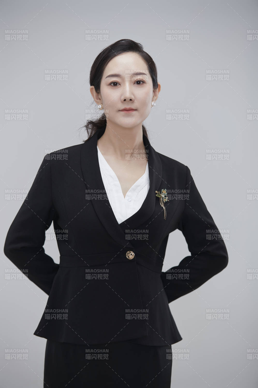 白色背景下職場職業(yè)成年女性經(jīng)理人公關