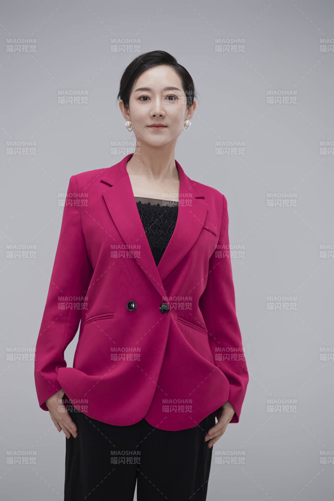 白色背景下職場職業成年女性經理人公關