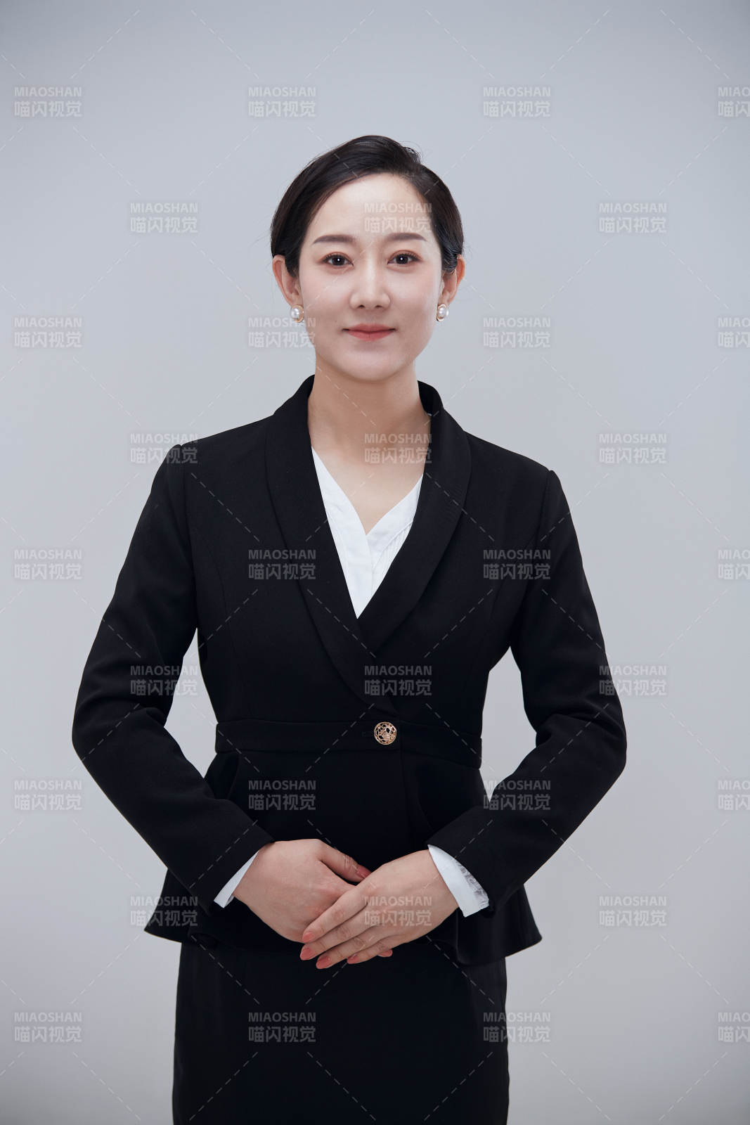 白色背景下職場(chǎng)職業(yè)成年女性經(jīng)理人公關(guān)