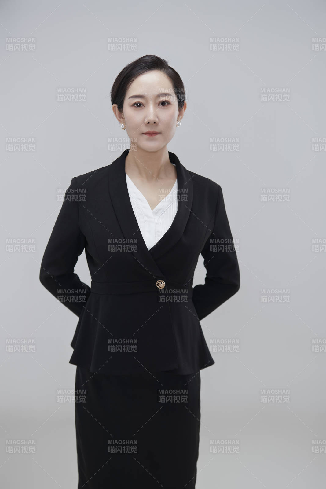 白色背景下職場職業成年女性經理人公關