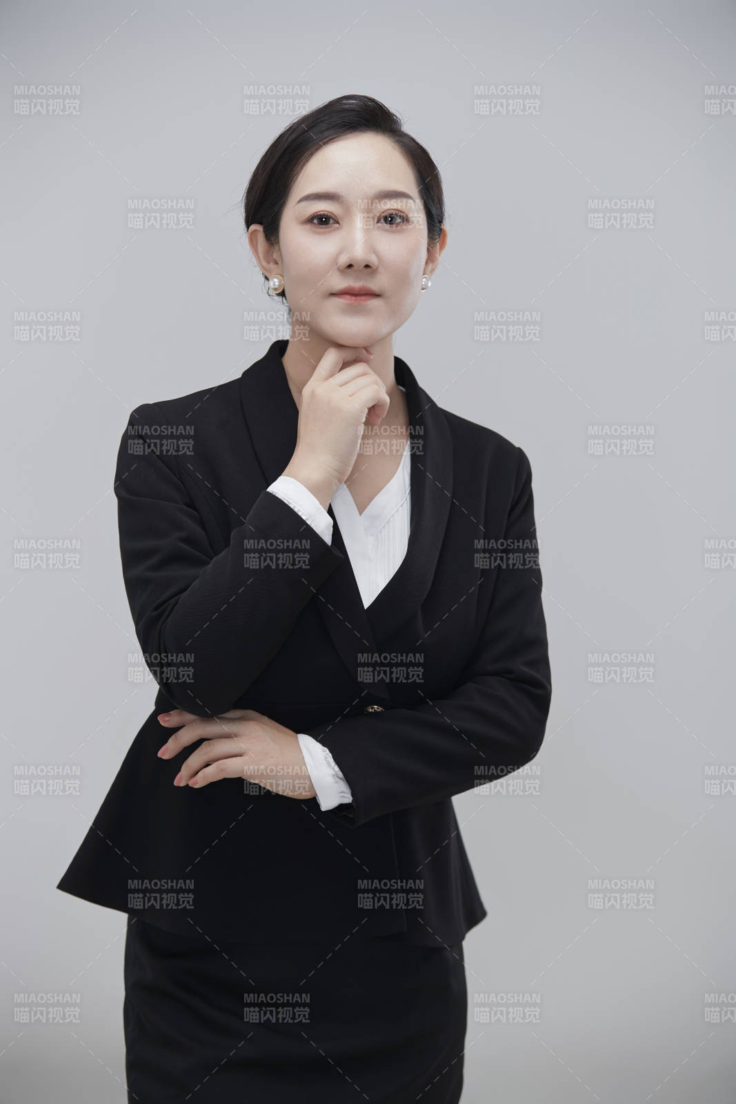 白色背景下職場職業成年女性經理人公關