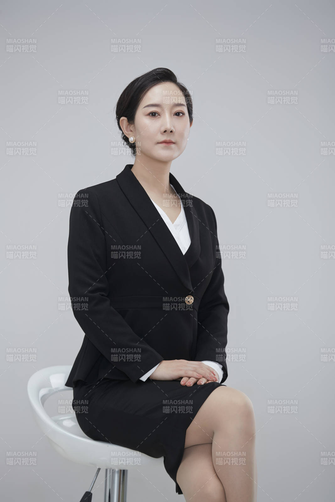 白色背景下職場職業成年女性經理人公關