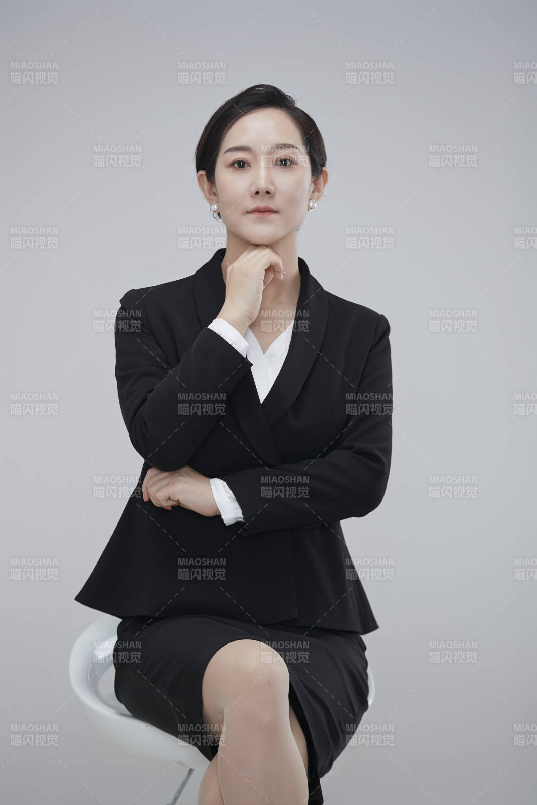 白色背景下職場職業(yè)成年女性經(jīng)理人公關(guān)