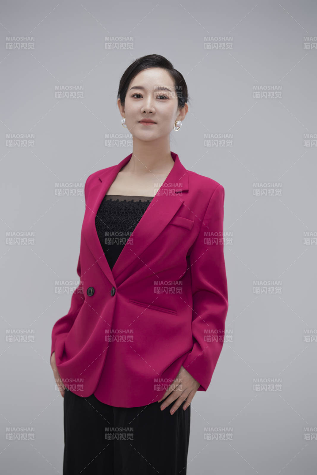 白色背景下職場職業成年女性經理人公關