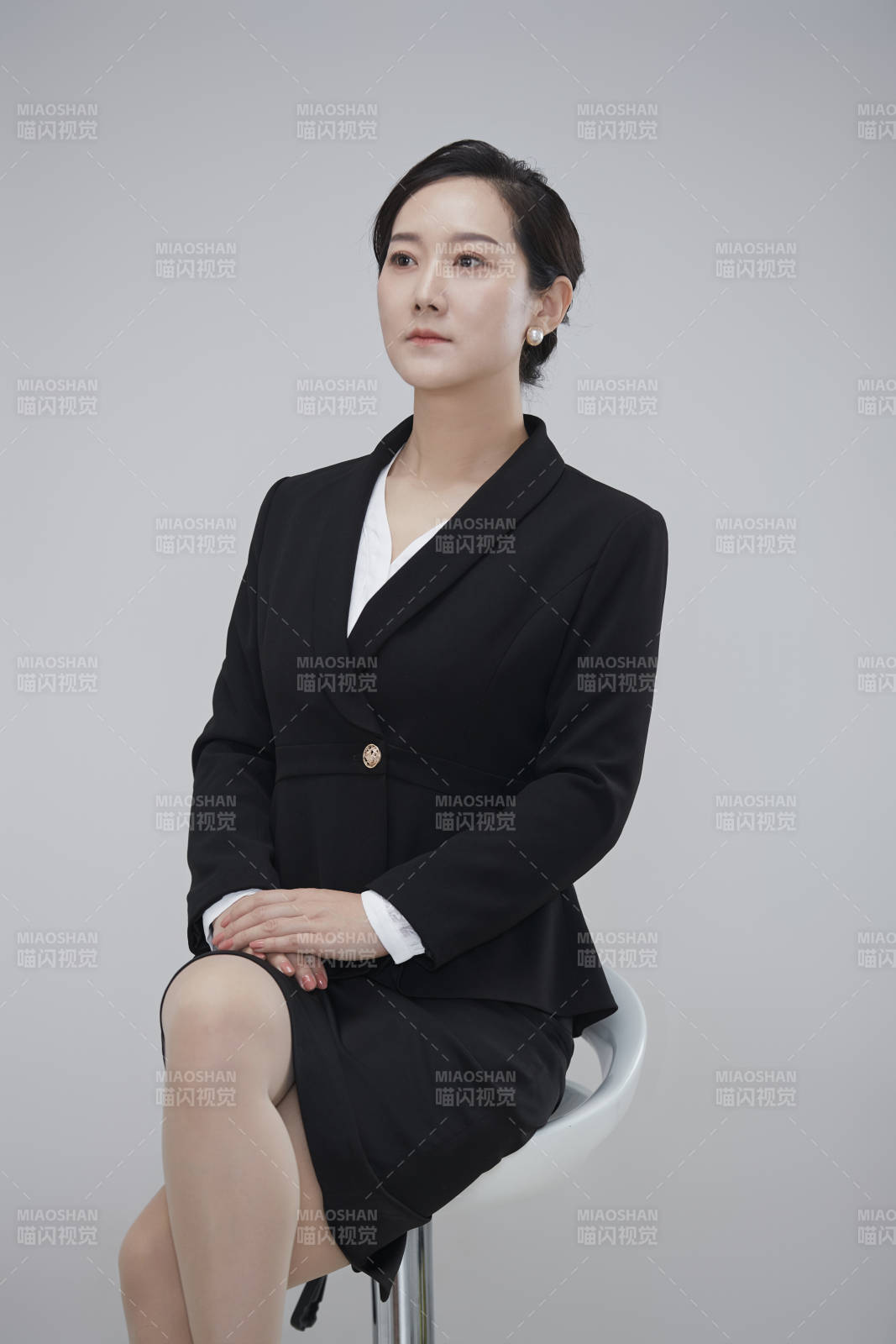 白色背景下職場職業成年女性經理人公關