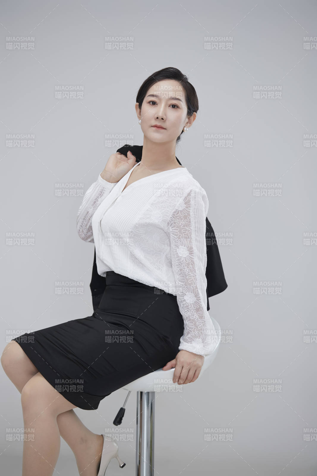 白色背景下職場職業成年女性經理人公關