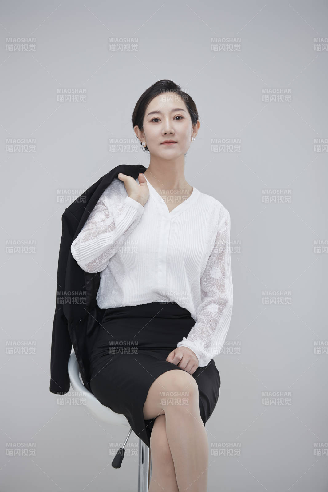 白色背景下職場職業成年女性經理人公關