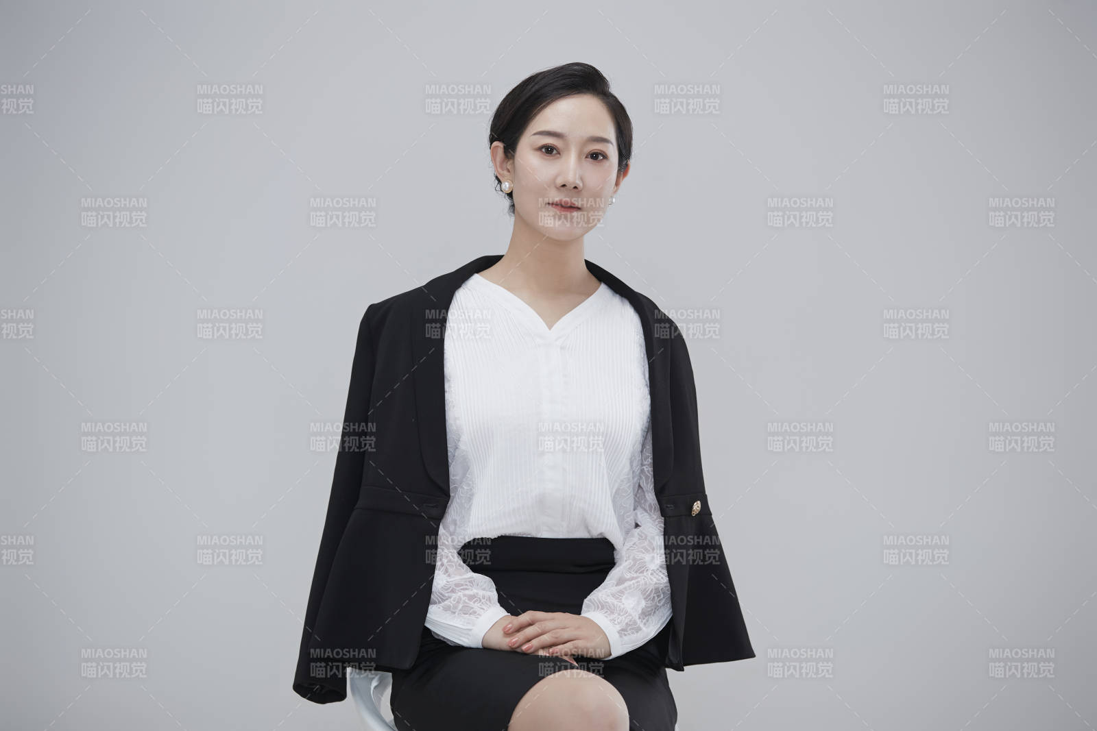 白色背景下職場職業成年女性經理人公關