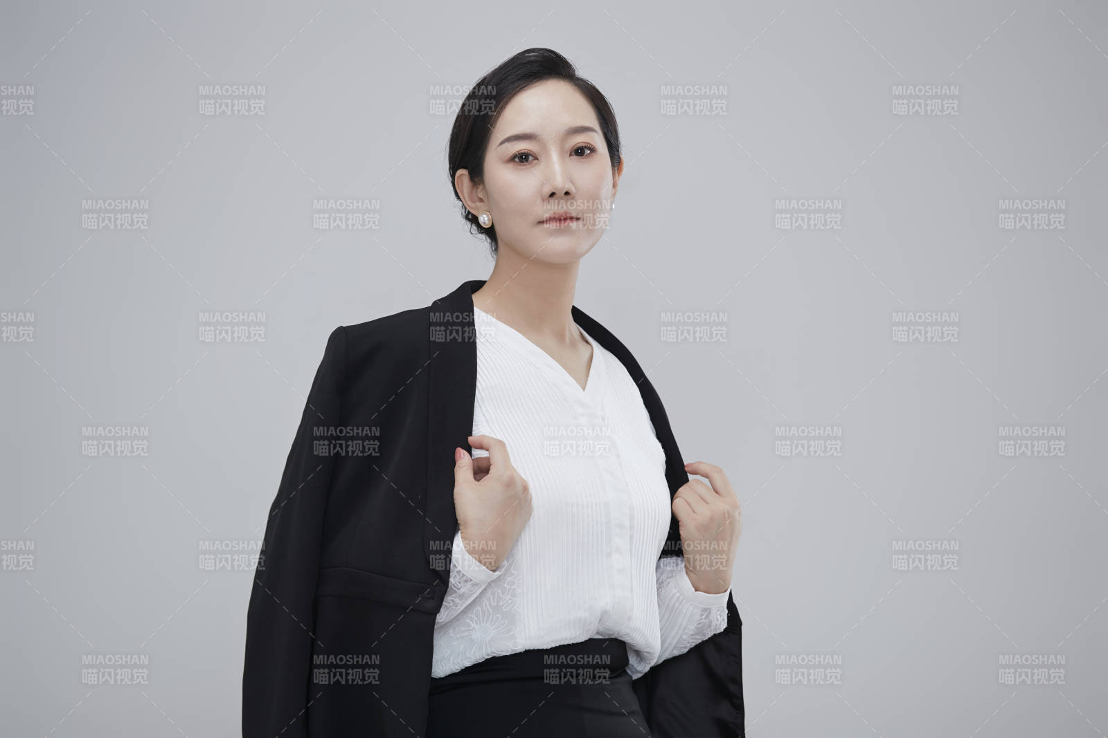 白色背景下職場職業成年女性經理人公關