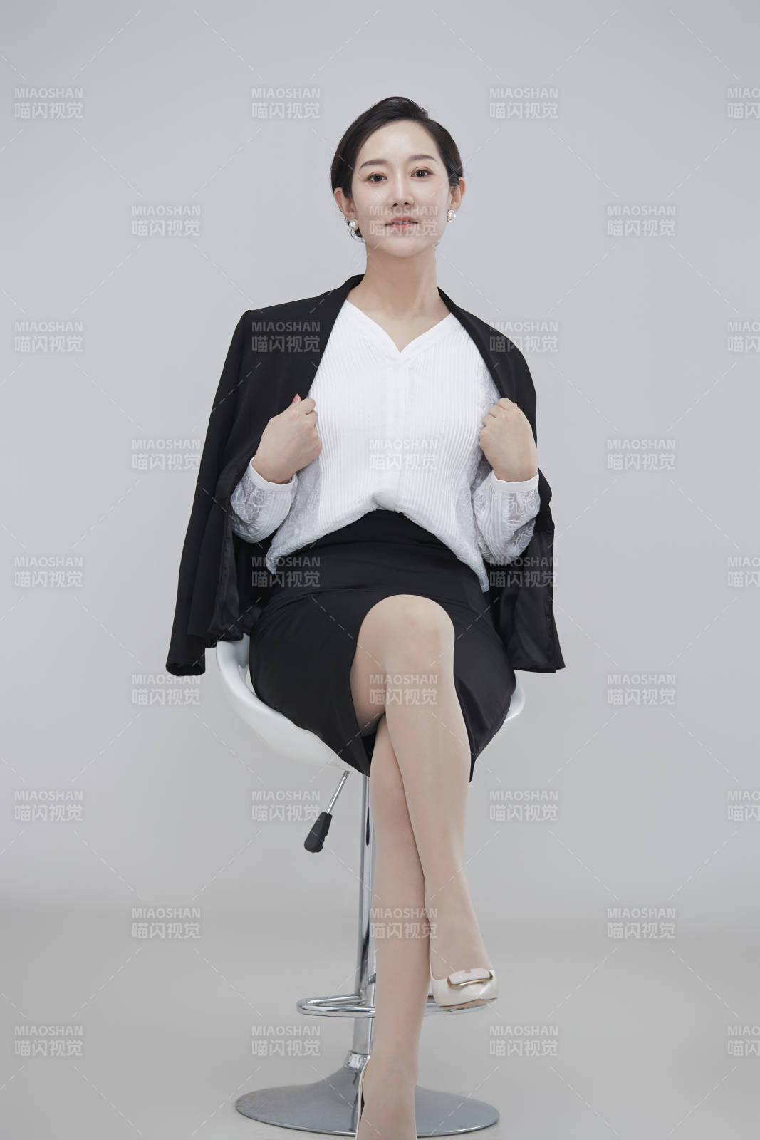 白色背景下職場職業(yè)成年女性經(jīng)理人公關(guān)