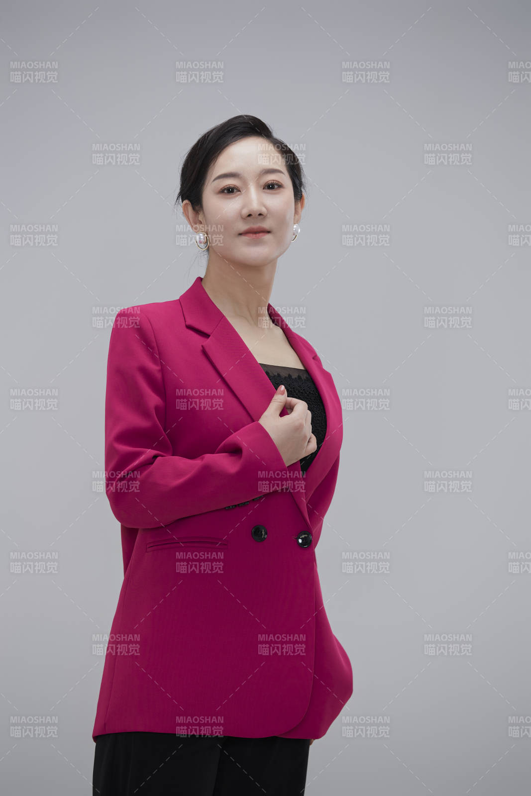 白色背景下職場職業成年女性經理人公關