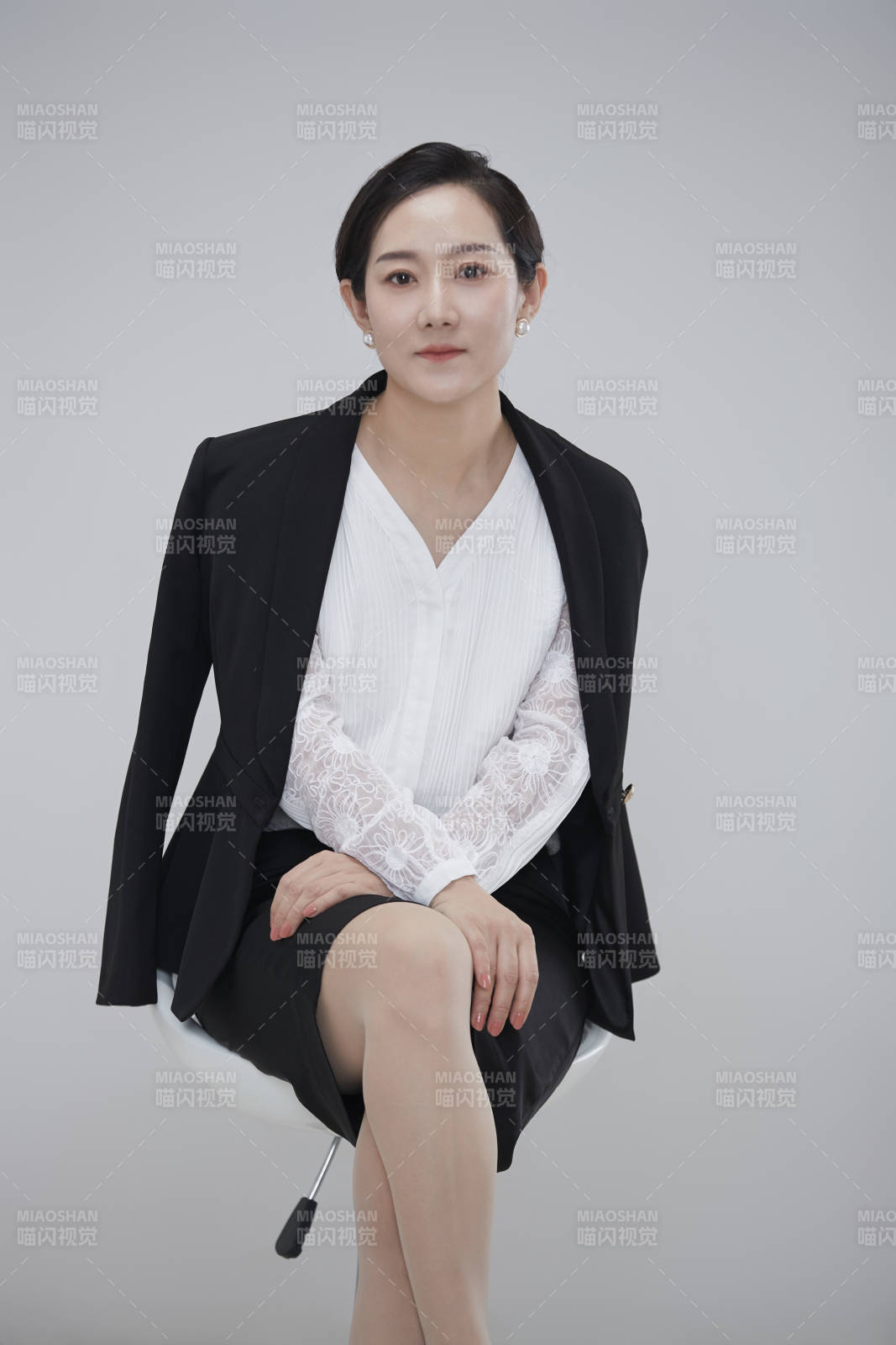 白色背景下職場職業成年女性經理人公關