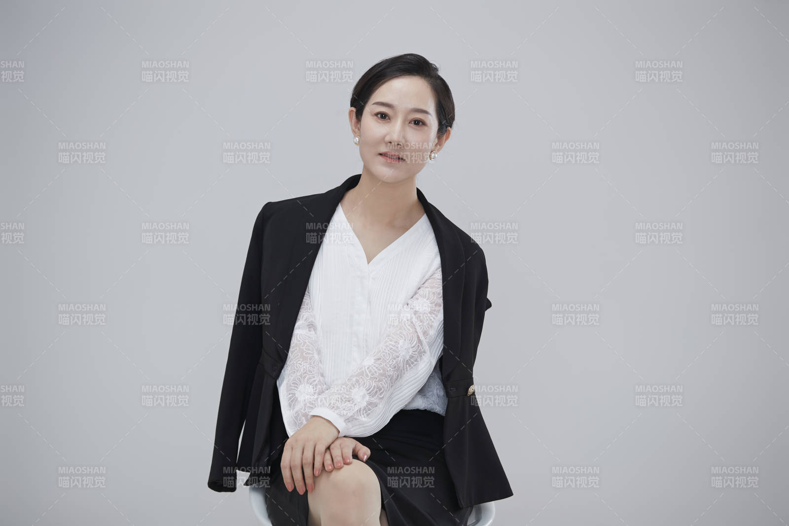 白色背景下職場職業成年女性經理人公關