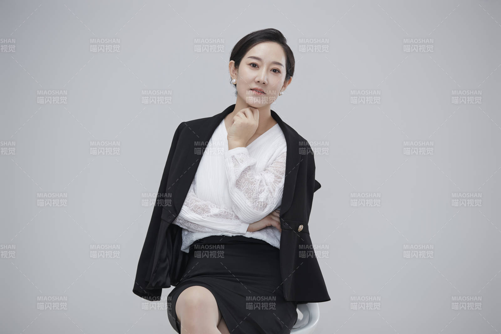 白色背景下職場職業成年女性經理人公關