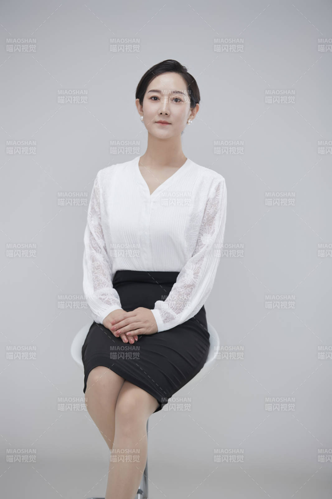 白色背景下職場職業成年女性經理人公關