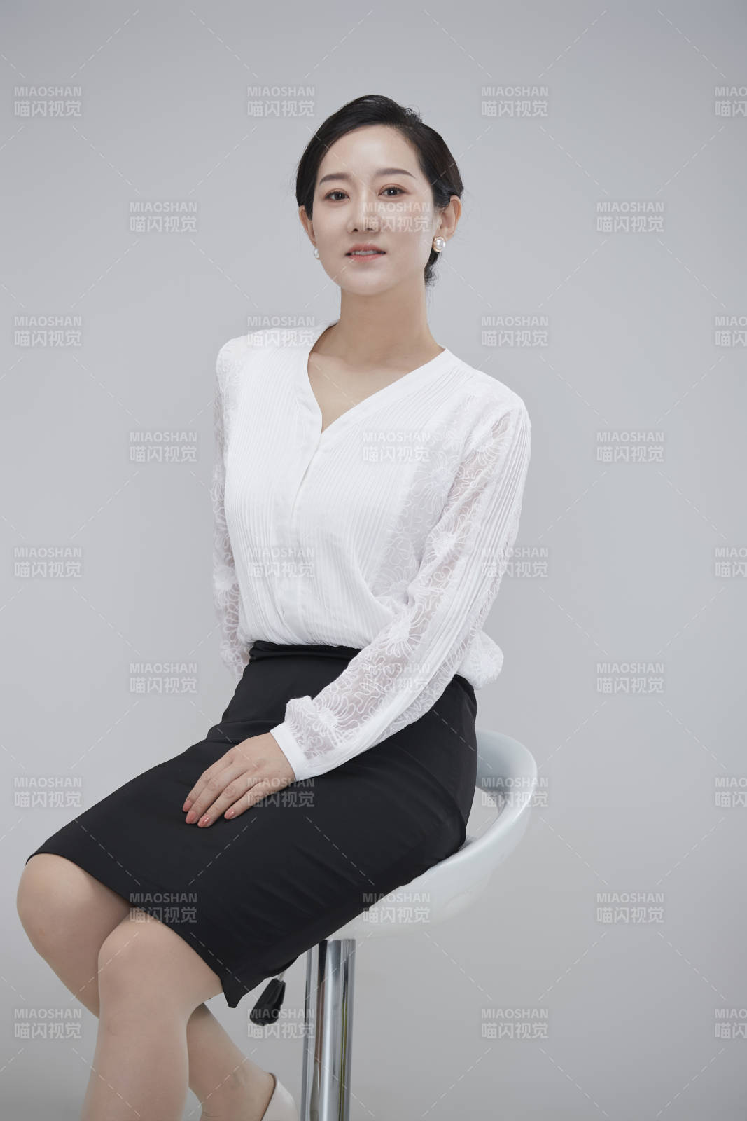 白色背景下職場職業成年女性經理人公關